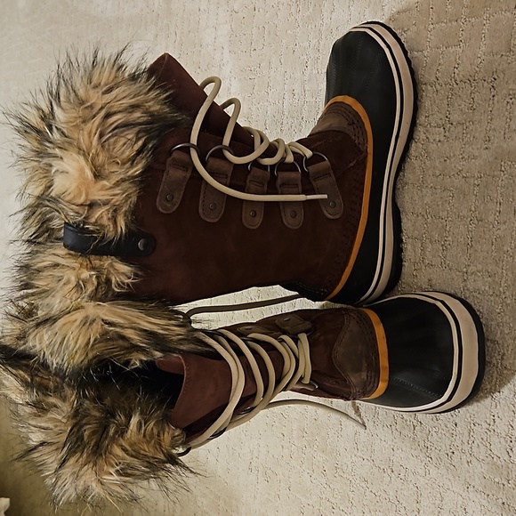 Sorel, Joan of Arctic Boots, size 6.5 - Picture 2 of 5